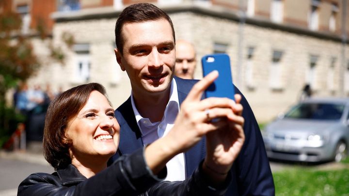 Král sociálních sítích a idol mladých Francouzů. Kdo je Macronův vyzyvatel Bardella