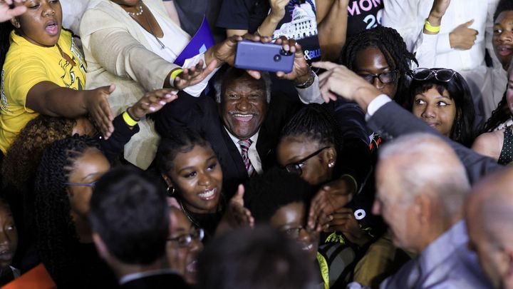Cítíme v kostech, že demokracie je v ohrožení, burcoval Biden na posledním mítinku; Zdroj foto: Reuters