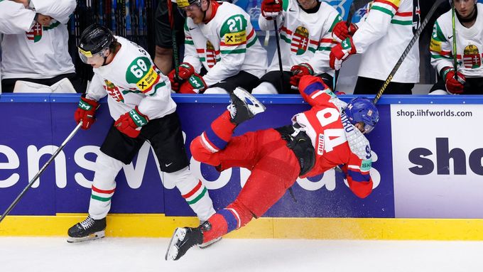 Jakub Lauko (v červeném) v zápase MS 2025 Česko - Maďarsko