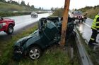 Řidič obtočil auto o sloup. Zachránil ho volant vpravo