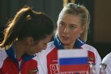 Ale protože je Maria Šarapovová jednoznačně největší hvězdou ruského týmu, kapitánka Anastasia Myskinová (vlevo) jí to toleruje.