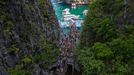 Thajská zátoka Maya Bay, kde turisté pozorují žraloky černoploutvé.