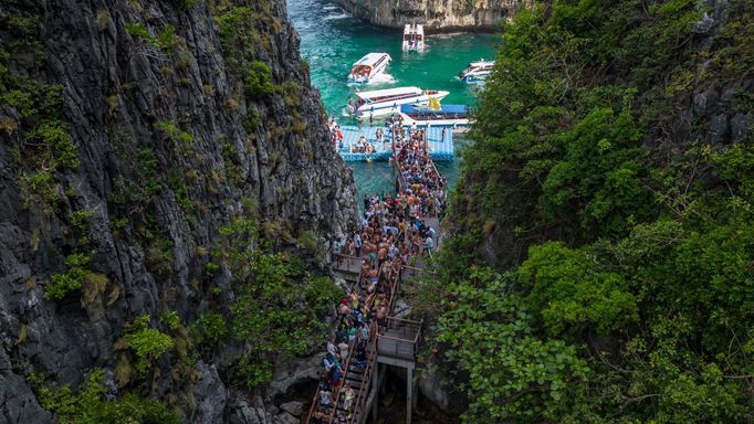 Thajská zátoka Maya Bay, kde turisté pozorují žraloky černoploutvé.