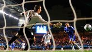 Fotbalista Chelsea Frank Lampard (vpravo) skóruje do sítě Ulricha Rameho z Bordeaux v úvodním kole Ligy mistrů.