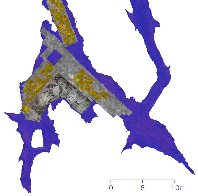 Vynesení archeologických vykopávek v jižní části jeskyně Areni-1, kde bylo vinařství. Žlutě: místa prozkoumaná georadarem, červeně: pravděpodobné zatím nevykopané karasy