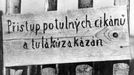 Cedule se zákazem, která se opírala o diskriminační zákon č. 117/1927 Sb. „o potulných cikánech a osobách žijících po cikánském způsobu“ z roku 1927.