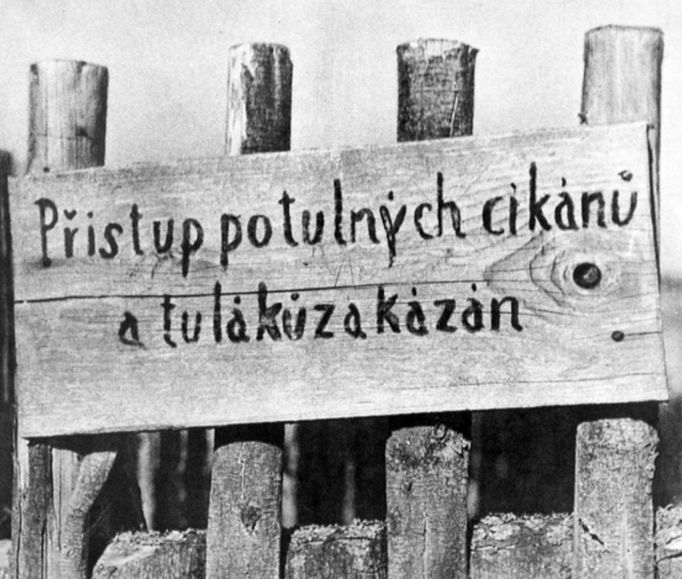 Cedule se zákazem, která se opírala o diskriminační zákon č. 117/1927 Sb. „o potulných cikánech a osobách žijících po cikánském způsobu“ z roku 1927.