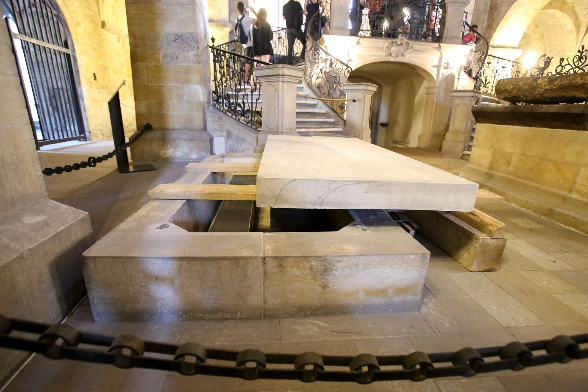 Pohřbení ostatků nejstarších Přemyslovců na Pražském hradě