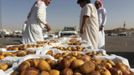 Boxes of dates are displayed at the dates market in Riyadh, as Muslims prepare for the fasting month of Ramadan, July 4, 2013. REUTERS/Faisal Al Nasser (SAUDI ARABIA - Tags: SOCIETY) Published: Čec. 4, 2013, 10:06 dop.