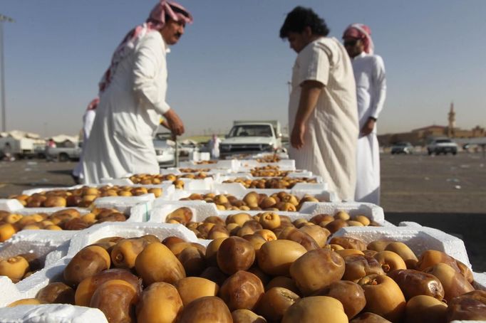 Boxes of dates are displayed at the dates market in Riyadh, as Muslims prepare for the fasting month of Ramadan, July 4, 2013. REUTERS/Faisal Al Nasser (SAUDI ARABIA - Tags: SOCIETY) Published: Čec. 4, 2013, 10:06 dop.