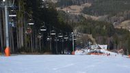 Lyžařský areál Zadov (Šumava) - Středisko vhodné především pro rodiny s dětmi nebo začínající lyžaře. Nabízí celkem 4,5 kilometru sjezdovek především lehké a střední úrovně. Za výhodnější rodinný jednodenní skipas zaplatíte 1280 korun.