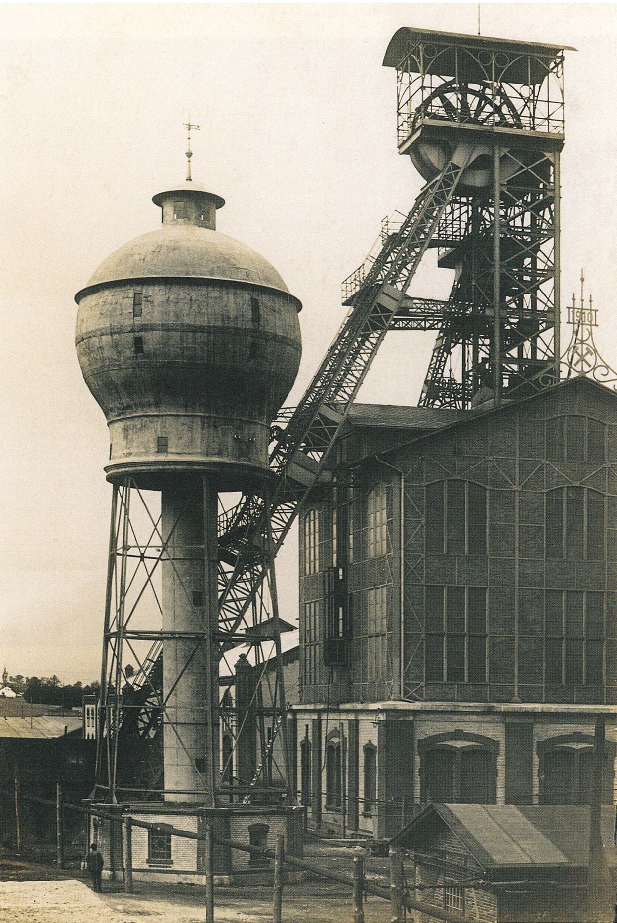 Kniha, Vzhůru dolů - Fotografické album průmyslového a kulturního dědictví uhelného hornictví ostravsko-karvinského revíru, Ostrava, Karviná, hornictví, historie, Magazín, Foto