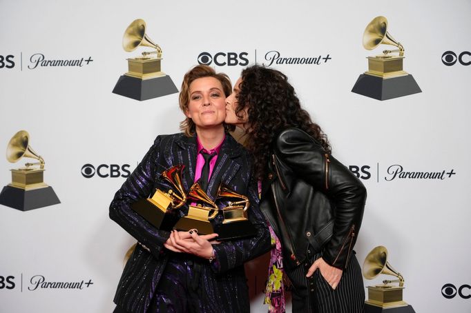 Brandi Carlile (vlevo) získala Grammy za nejlepší rockovou píseň, tou se stalo její Broken Horses.