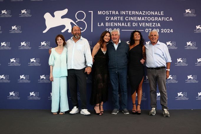 Claude Lelouch (uprostřed) se štábem filmu Finalement na benátském festivalu.