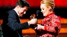 Marcus Mumford dostává gramofonek za nejlepší album roku od Adele