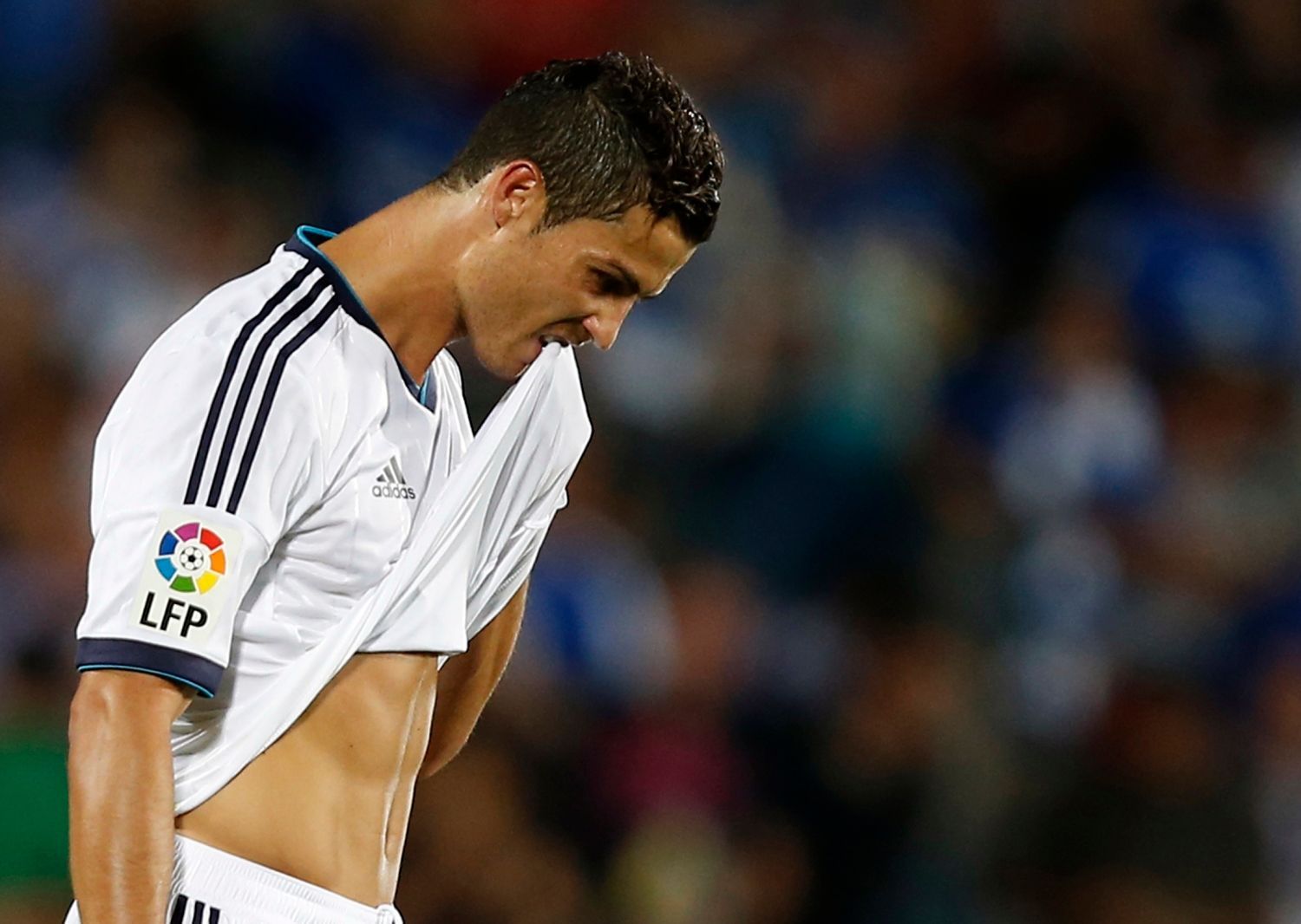 Fotbalista Realu Madrid Cristiano Ronaldo reaguje na porážku v utkání La Ligy 2012/13 s Getafe.