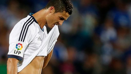 Fotbalista Realu Madrid Cristiano Ronaldo reaguje na porážku v utkání La Ligy 2012/13 s Getafe.