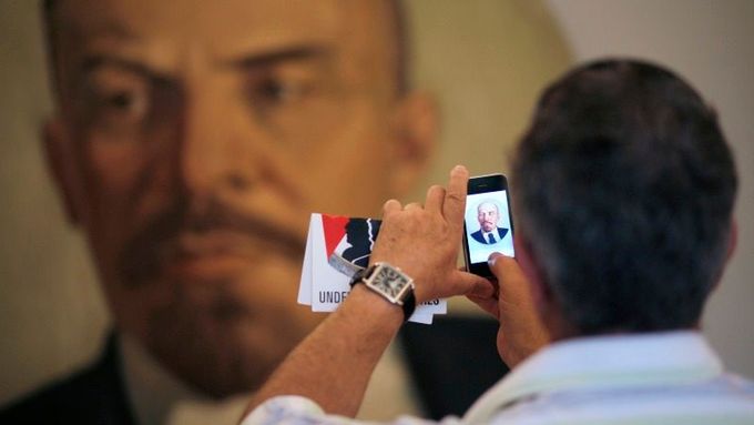 Návštěvník si fotografuje obraz Vladimíra Iljiče Lenina v Národní umělecké galerii v Sofii. Galerie otevřela expozici věnovanou totalitnímu umění.