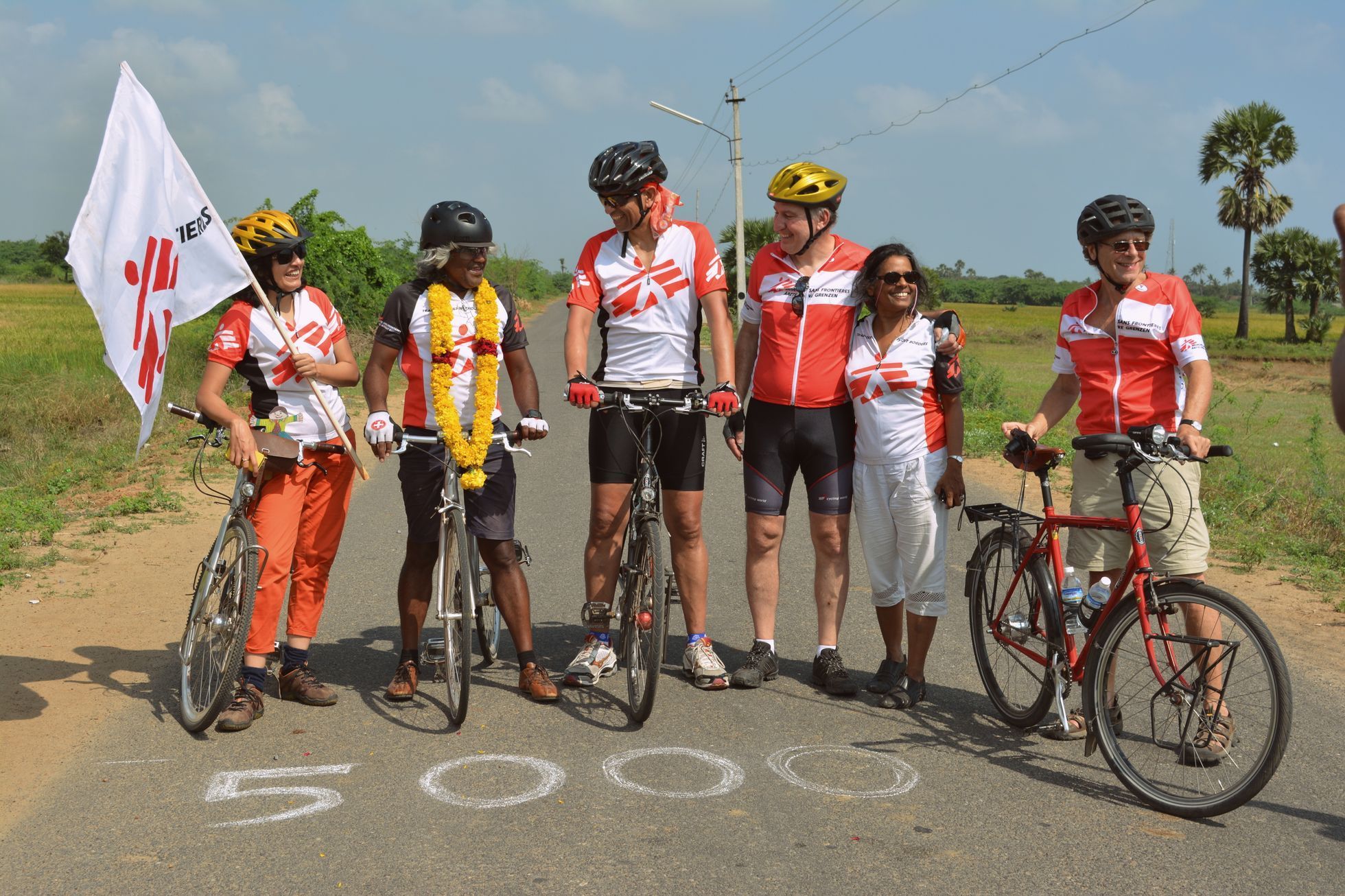Sanjiv Suri na kole v Indii