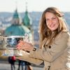 Focení s trofejí Fed Cupu 2015: Barbora Strýcová
