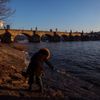 Mrazivá Praha, panorama, mráz, východ slunce, zima, počasí, ilustrační foto, Hradčany, Karlův most,