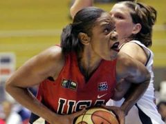 Americká basketbalistka Tina Thompsonová (v červeném) zakončuje přes Zuzanu Klimešovou v osmifinále MS Česko - USA.