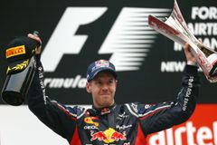 Vettel v Indii ustál tlak, vyhrál čtvrtý závod F1 po sobě