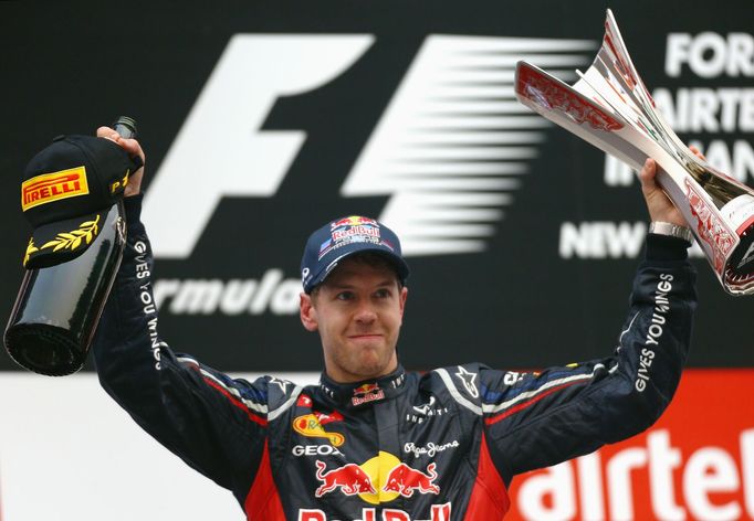 Sebastian Vettel slaví triumf ve Velké ceně Indie.