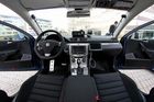 Interiér prostorné policejní limuzíny VW Passat R36 umocněný zkreslením objektivu.
