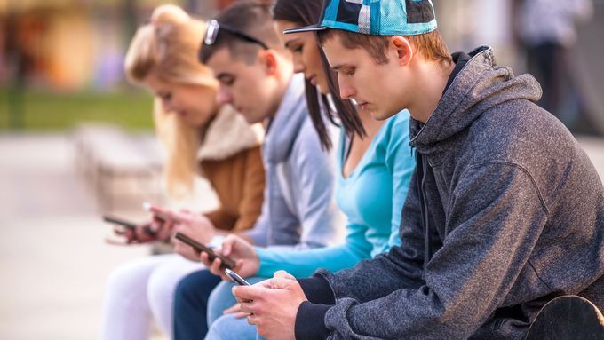 Mladí tráví na internetu a sociálních sítích většinu času. Umějí poznat dezinformaci? Česká školní inspekce chce mediální výchovu ve školách prověřit.