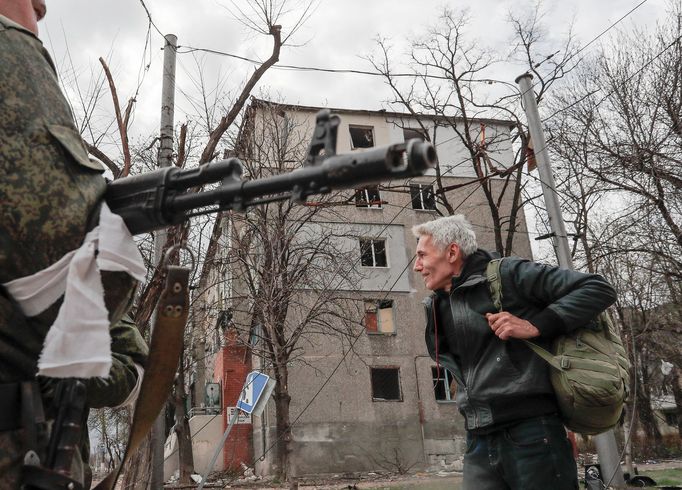 Záběr z přístavního města Mariupol na Ukrajině, které čelí ruské invazi a ničivému bombardování. 18. 4. 2022