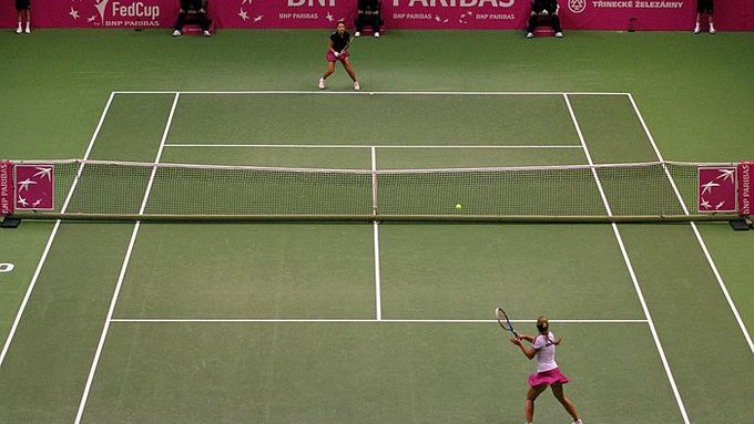 První Fedcupové utkání Česko - Slovensko vyhrála Cibulková 7:5, 6:3 nad Cetkovskou. Slovensko vede 1:0.