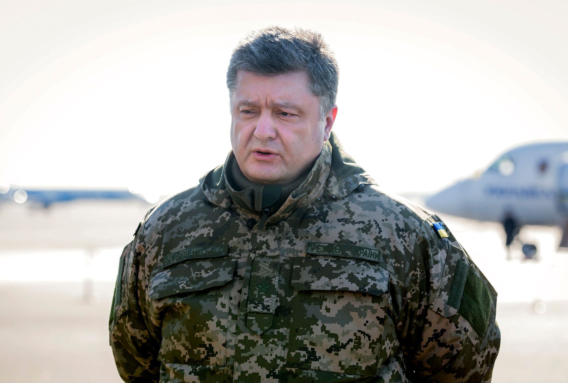 Petro Porošenko měl mimořádný projev na kyjevském letišti, odkud odletěl na východ.