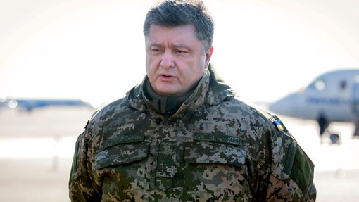 Petro Porošenko měl mimořádný projev na kyjevském letišti, odkud odletěl na východ.