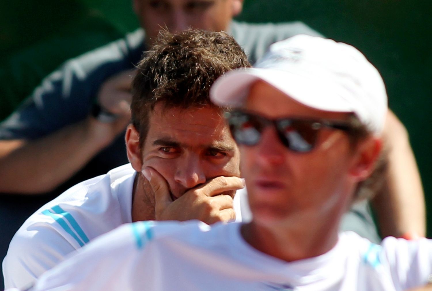 Argentinský tenista Juan Martín del Potro sleduje utkání Carlose Berlocqa v semifinálovém utkání Davis Cupu 2012 s Čechem Tomášem Berdychem.