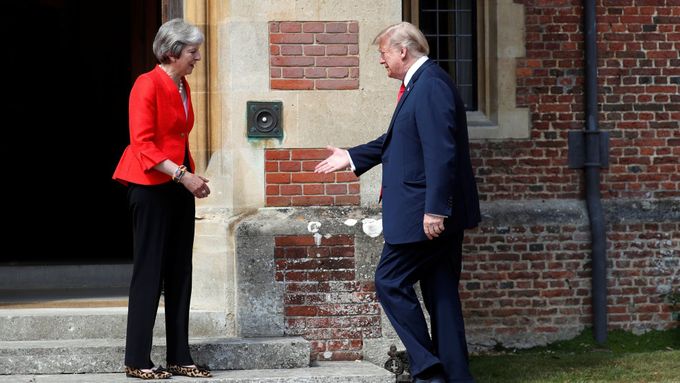 Donald Trump a Theresa Mayová ve Velké Británii.