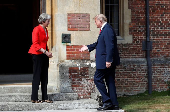 Donald Trump a Theresa Mayová ve Velké Británii.