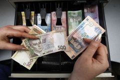 Měna, kterou nikdo nechce. Ukrajinci přijíždí se hřivnami, ve směnárnách je nevymění