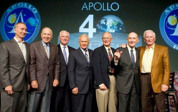 Další ze snímků pořízený u příležitosti čtyřicátých oslav přistání na Měsíci. Zleva doprava astronauti: Walt Cunningham (Apollo 7), James Lovell (Apollo 8 a 13), David Scott (Apollo 15), Buzz Aldrin (Apollo 11), Charles Duke (Apollo 16), Thomas Stafford (Apollo 10) a Eugene Cernan (Apollo 10 a 17).