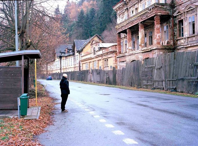 Bývalá lázeňská promenáda  Kontrast každodenního života obyvatel se zchátralou lázeňskou promenádou.