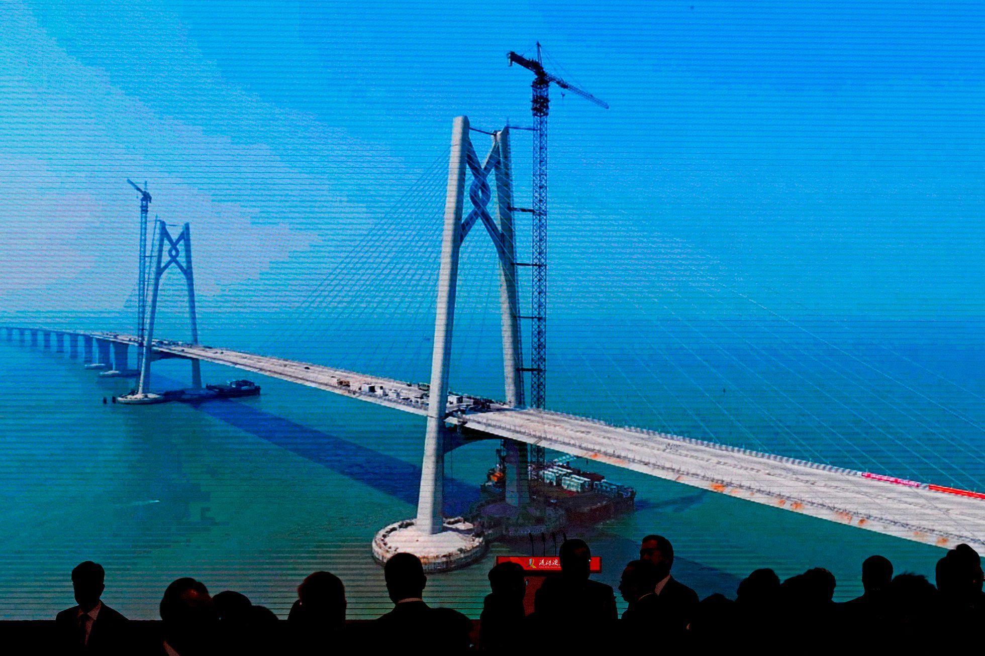 Čína otevřela nejdelší most na světě. Slavnostní ceremonie, most na obrazovce.