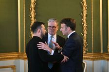 Trumpova "válka" proti všem posiluje nejen Zelenského či Macrona. Vstávají z popela