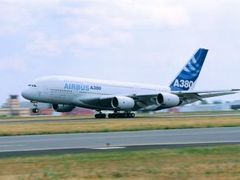 Nový letoun A380 od Airbusu je schopen uvézt až 853 lidí. Zatím existují čtyři testovací modely