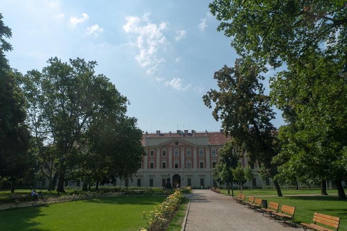 Průčelí budovy Invalidovny připomíná pří pohledu ze Sokolovské ulice v Karlíně honosný zámek.