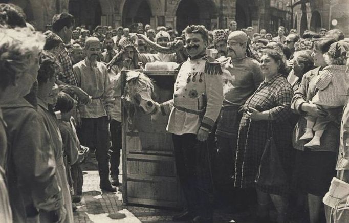 Svatba jednoho ze zaměstnanců zoo v květnu 1962. Dlouholetý ředitel zahrady Zdeněk Veselovský v kostýmu Nikolaje Przewalského