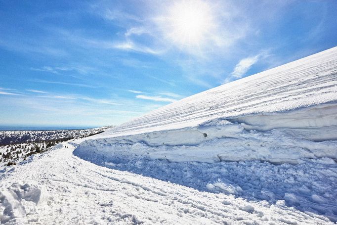 Pohled na zasněžené Krkonoše ze dne 9. 5. 2021. Snímky zachycují oblast mezi Výrovkou a Luční boudou.