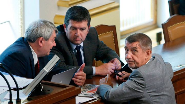 Komunisté vyhrožují vládě, že nepodpoří státní rozpočet. Pomoc jí nabízejí starostové