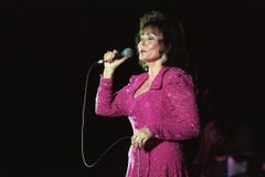 Královna americké country hudby Loretta Lynnová v 90 letech zemřela
