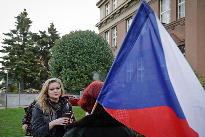 K soudu s Patrikem Tušlem a Tomášem Čermákem dorazila i jiná obžalovaná dezinformátorka Jana Peterková.