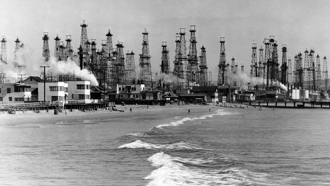 Čokoládová krev je také ropa. Na ilustračním snímku se rozkládá ropné pole na kalifornské Venice Beach, 30. léta minulého století.
